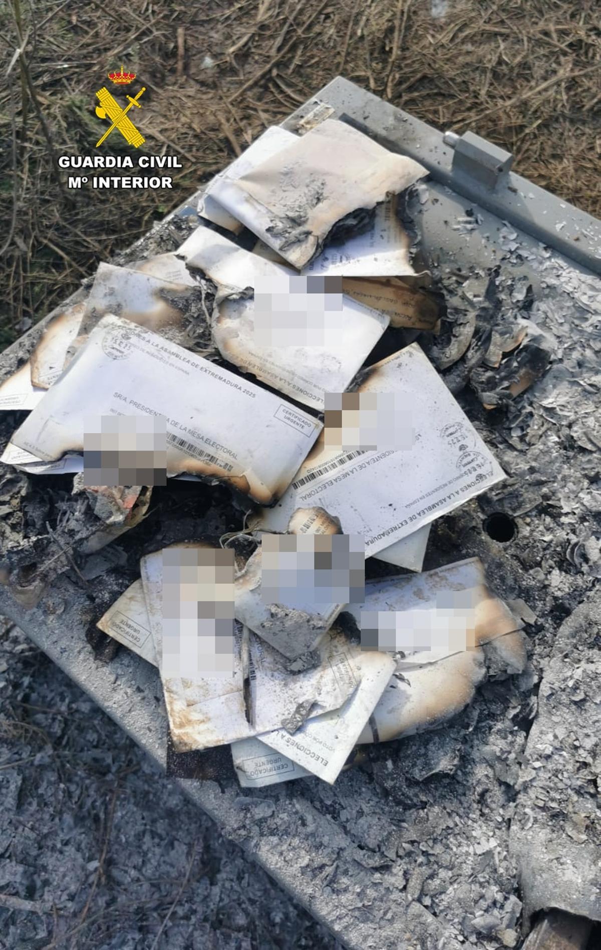 Imagen de los votos robados de la oficina de Correos de Fuente de Cantos (Badajoz).