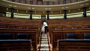 Labores de limpieza en el hemiciclo del Congreso de los Diputados, tras quedarse vacío el pasado 28 de febrero.