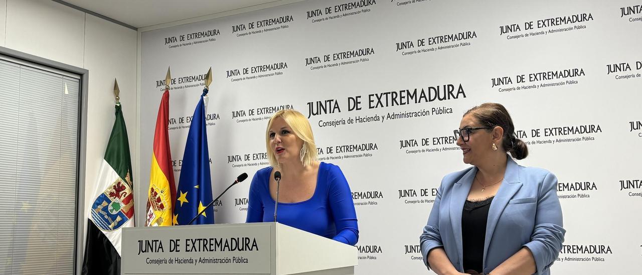 La consejera de Hacienda y Administración Pública, Elena Manzano, junto a la directora general de Tributos, Fátima Pablo, este miércoles en rueda de prensa.