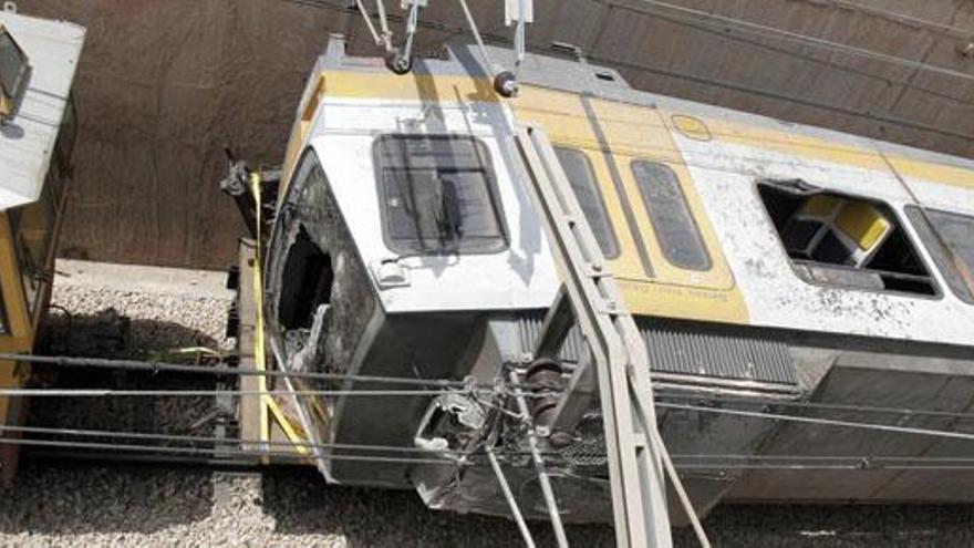 Momento en el que se extrae del túnel de la línea 1 el tren siniestrado