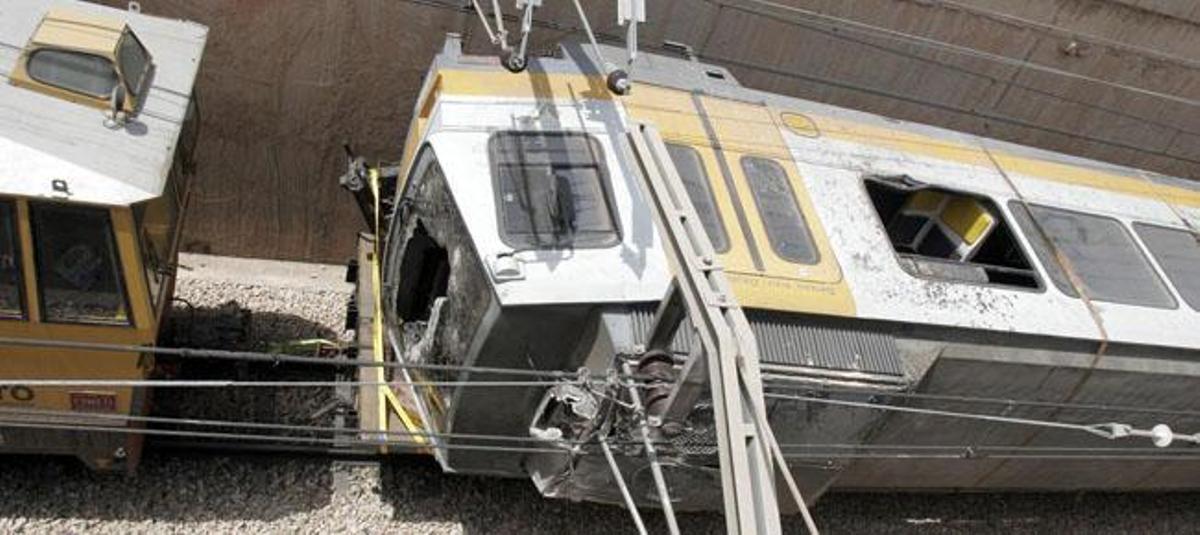 Momento en el que se extrae del túnel de la línea 1 el tren siniestrado