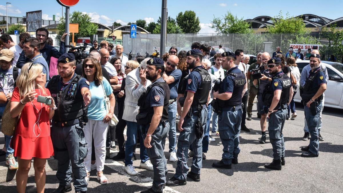 Seguidores de Berlusconi se agolpan a las puertas del hospital donde ha fallecido.