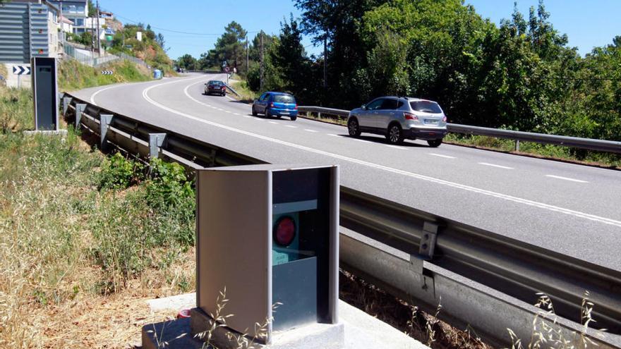 Un radar en una cabina fija, en la N-525, dirección Ourense. // Jesús Regal