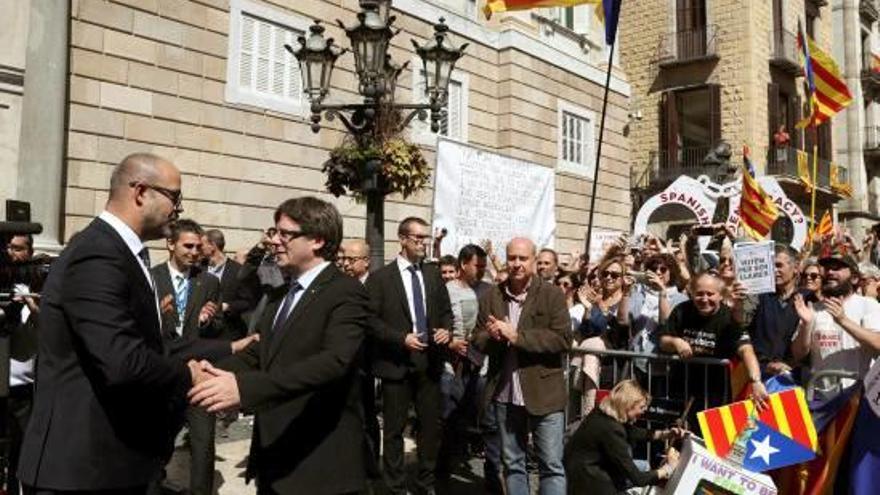 Una imatge de dissabte passat amb Miquel Buch i Carles Puigdemont, durant l&#039;acte dels alcaldes de l&#039;1.O.