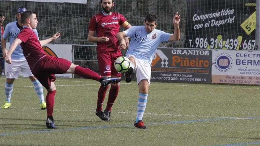 Berto despeja un balón en un encuentro anterior. // Santos Álvarez