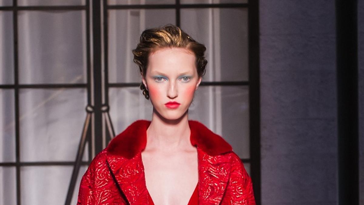 Schiaparelli, colección otoño invierno 2015/2016, vestido y abrigo rojo