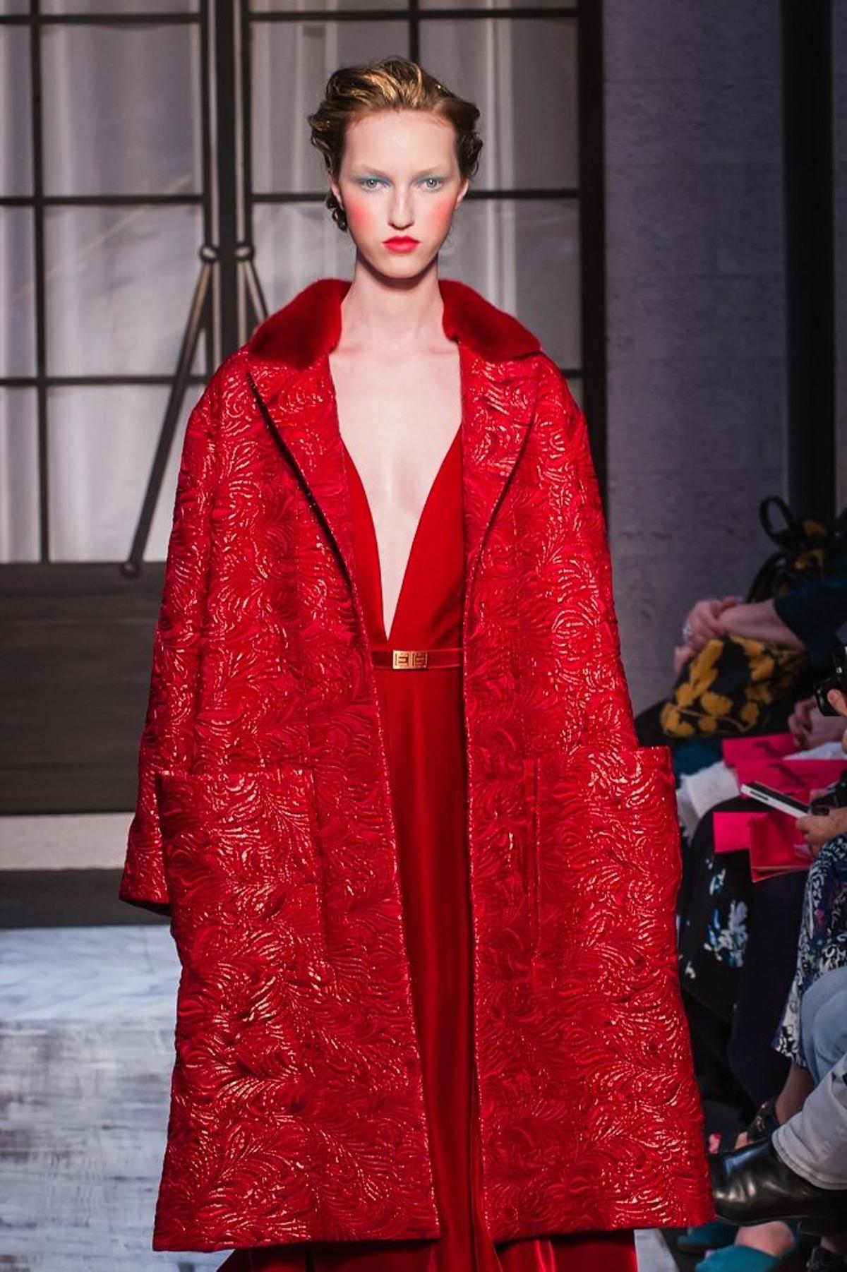 Schiaparelli, colección otoño invierno 2015/2016, vestido y abrigo rojo