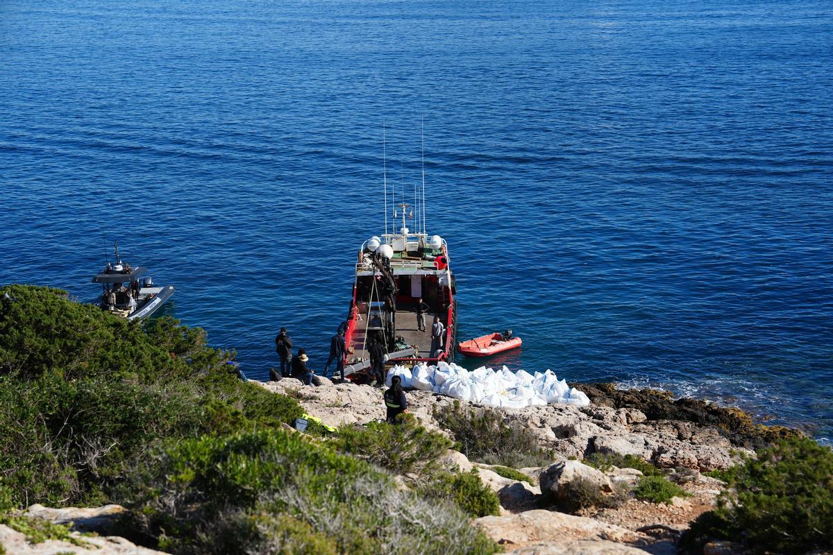 Retirada de los residuos en una barca