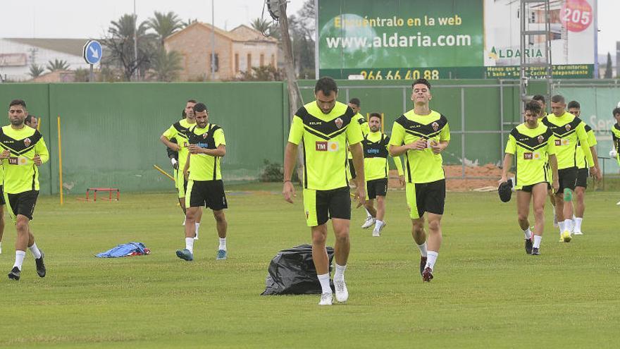 Los jugadores del Elche, durante un entrenamiento en el campo anexo