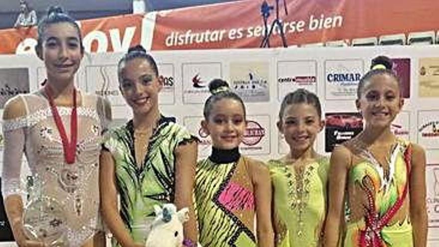 Varias de las jóvenes gimnastas del Rítmica Benavente.