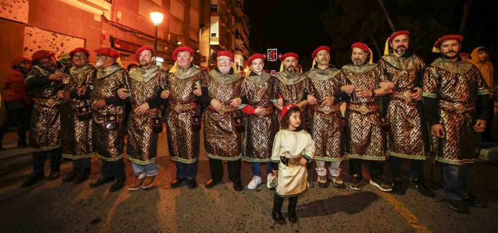 Las comparsas Vizcaínos, Marinos, Tercio de Flandes, Moros Nuevos y Beduinos desfilan por las calles del Casco Antiguo