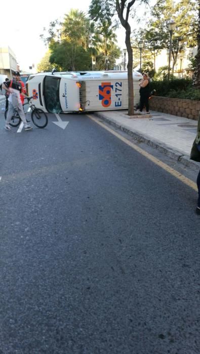 Una ambulancia del 061 sufre un accidente en El Palo