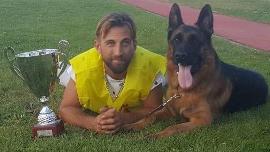 Jairo Rodríguez junto a su perro. // FdV