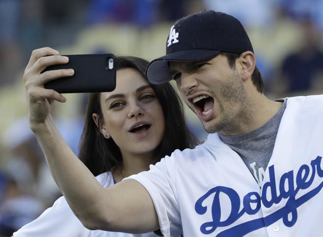 Ashton Kutcher y Mila Kunis se hacen un 'selfie'