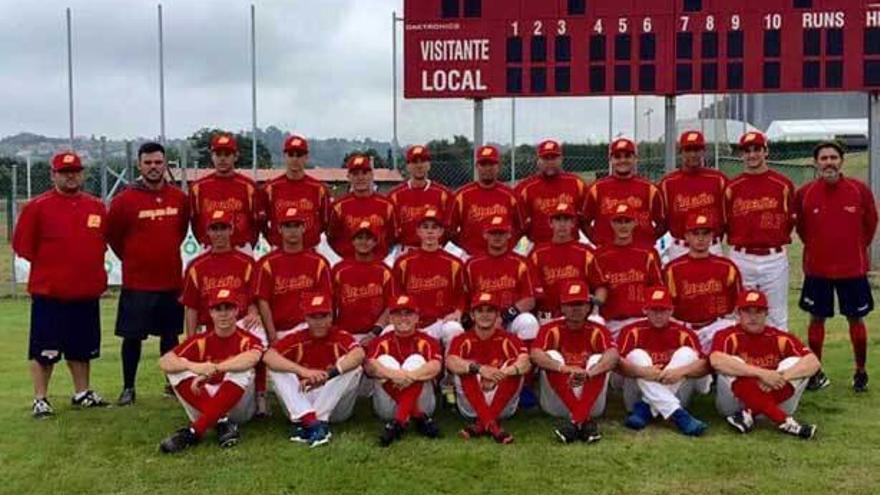 Selección española sub-18 de béisbol en el campo de la Universidad Laboral.