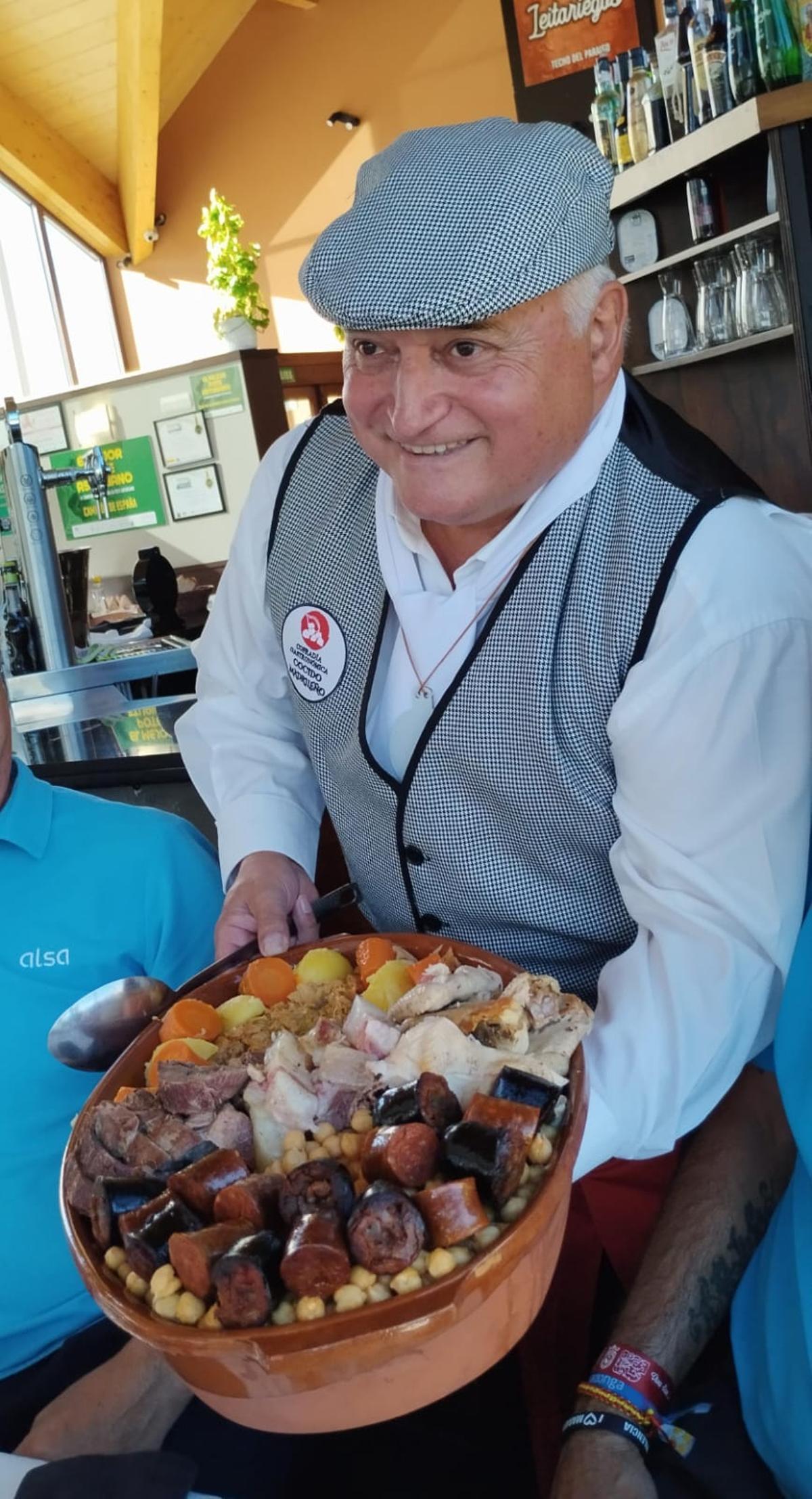 Antonio Cosmen sirviendo su cocido.