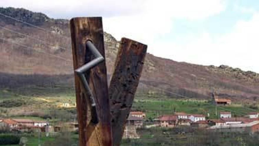 Una de las esculturas de Ursicino Martínez, apodado &quot;Ursi&quot;, que se pueden ver en su senda.