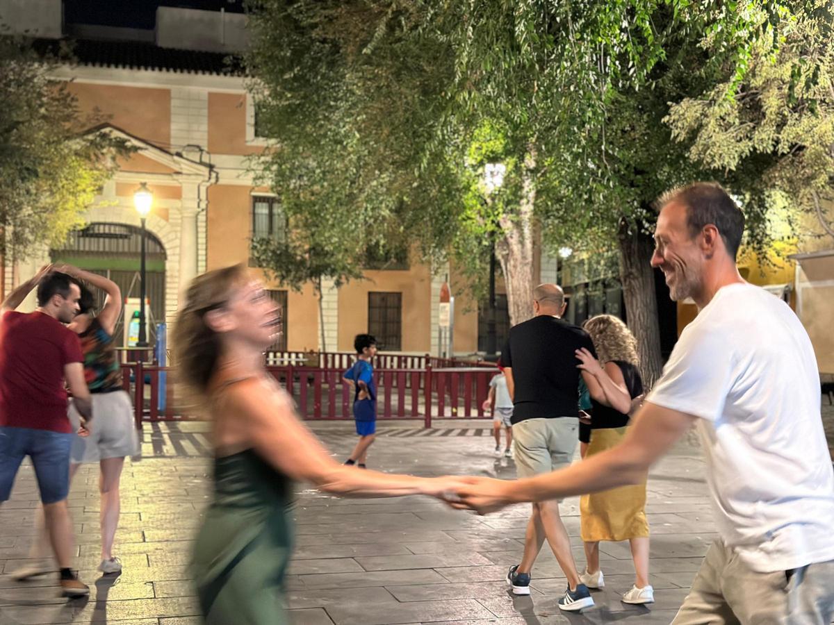 Una pareja de bailarines bailan Swing en la Plaza del Pumarejo.