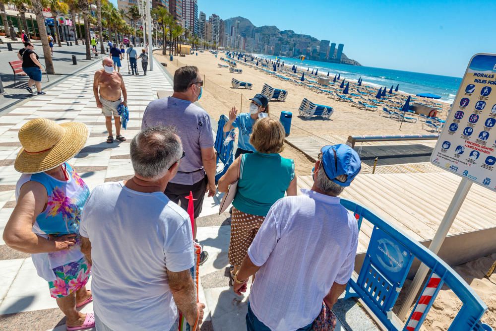 Quejas de usuarios en la apertura de las playas parceladas en Benidorm