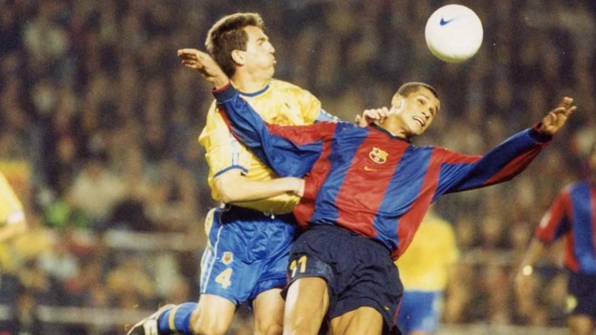 Robert, luchando con el blaugrana Rivaldo en un partido en el Camp Nou