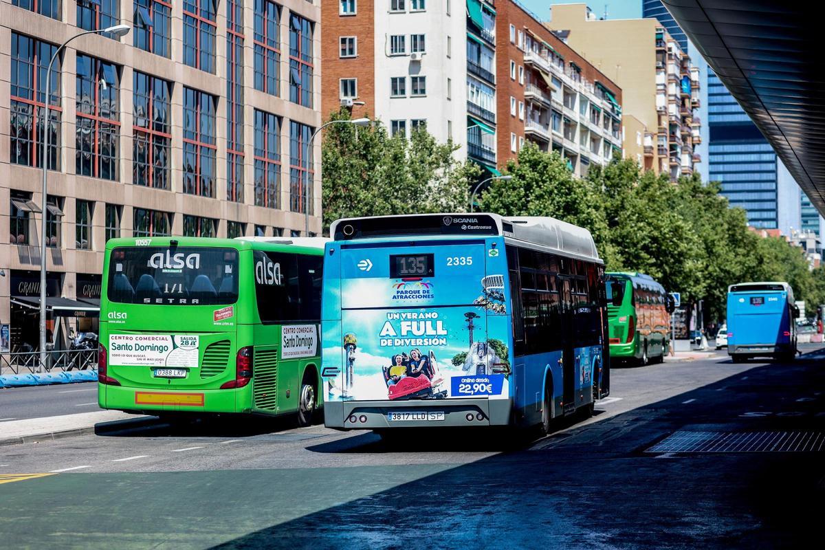 Archivo - Archivo.- Un autobús de la línea 135, en el intercambiador de Plaza de Castilla