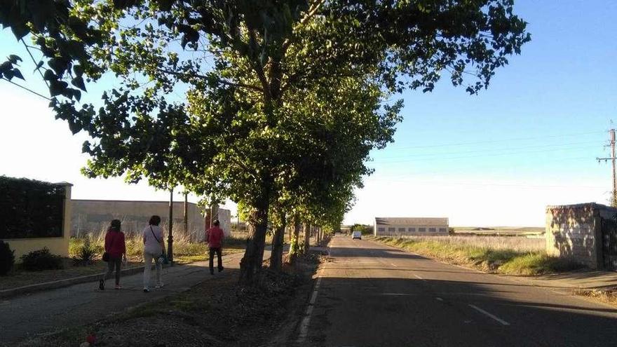 Vecinos transitan por la avenida de Tagarabuena, en la que se han llevado a cabo trabajos de limpieza.