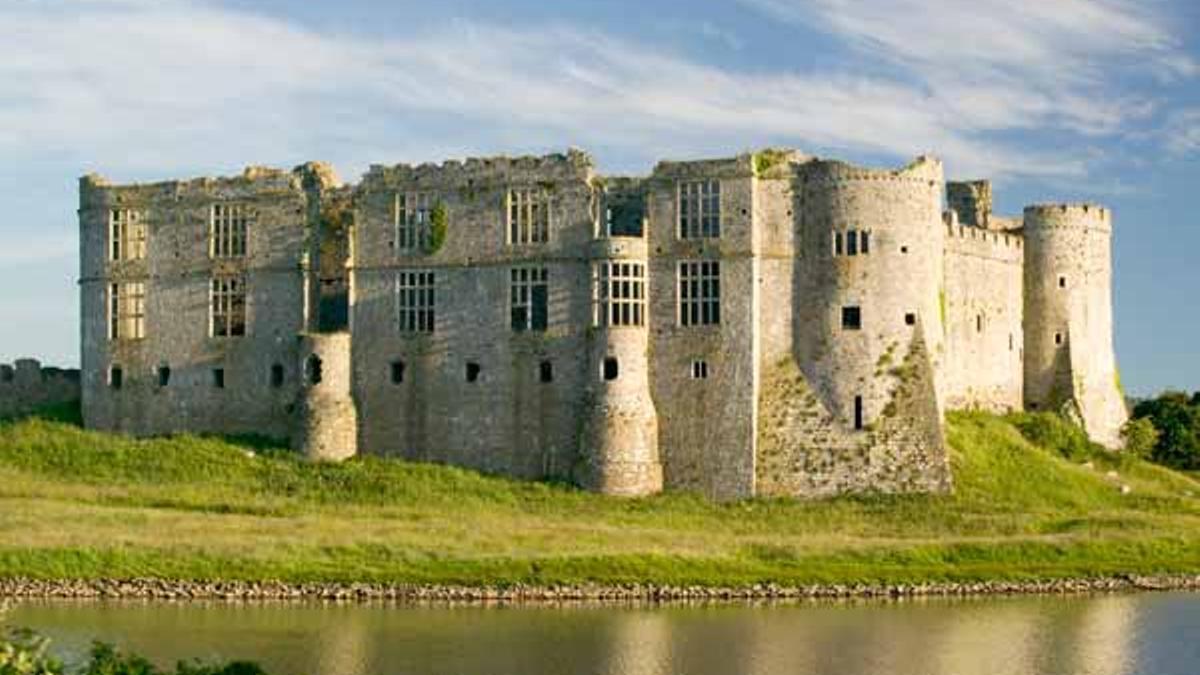 Ruinas del castillo Carew en el Parque Nacional costero de Pembrokeshire.