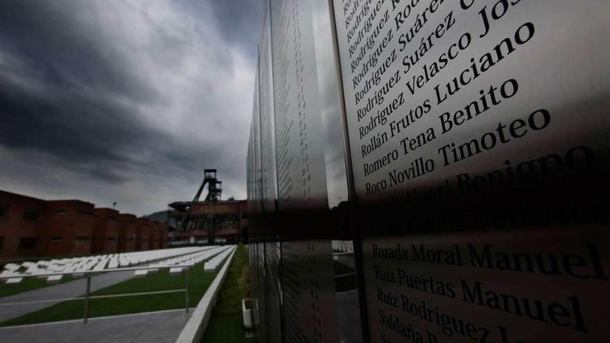 El memorial por los mineros fallecidos, en el pozo El Sotón.