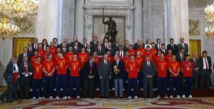 Els Reis Joan Carles i Sofia amb els Prínceps d’Astúries Felip i Letizia i les seves filles, les infantes Elionor i Sofia, han rebut aquesta tarda al Palau Reial la selecció de futbol campiona del Mundial de Sud-àfrica 2010.