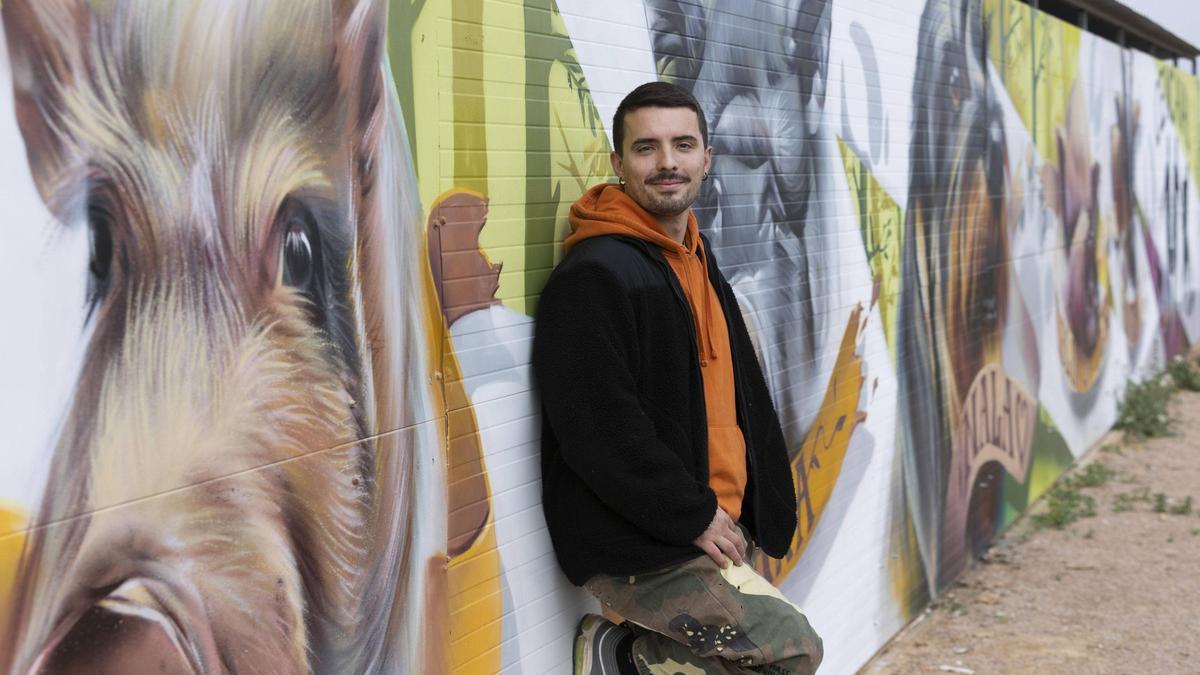 Josep, un graffitero de Aldaia ha pintado un mural para recordar a los animales de una protectora que murieron en la dana