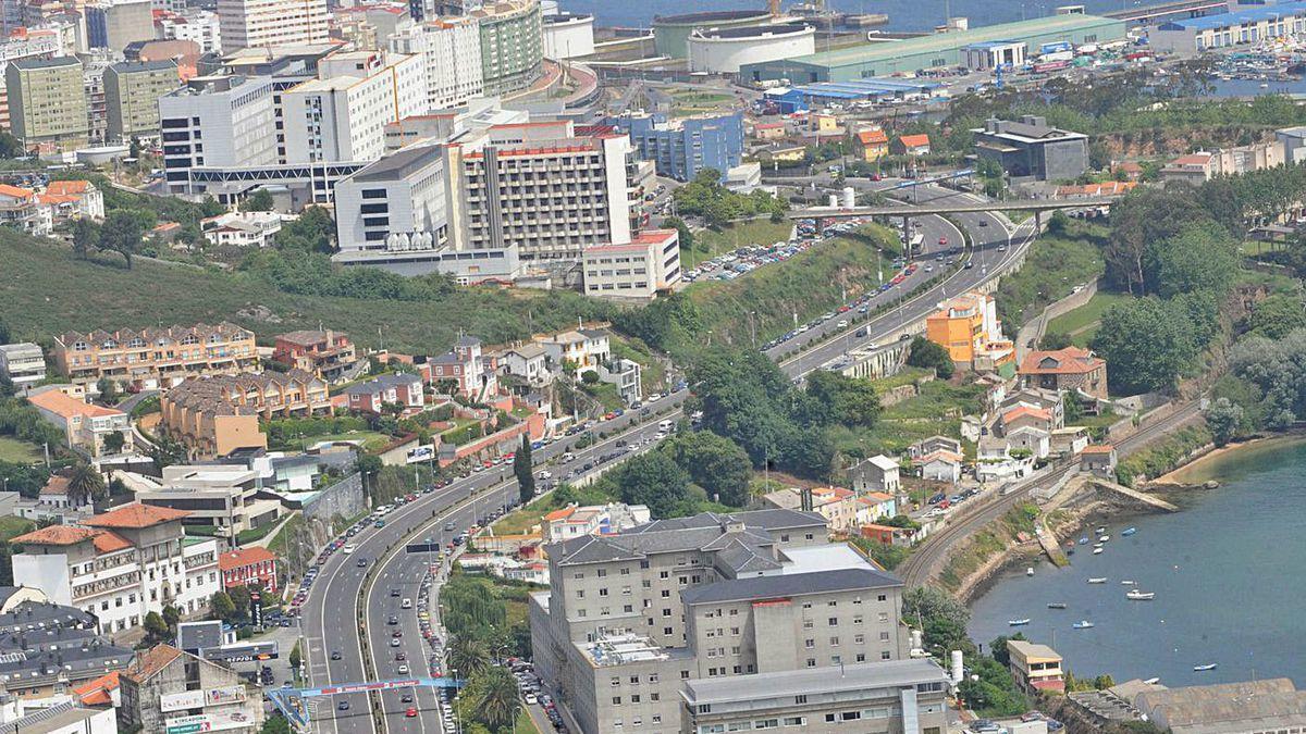 Vista de la avenida de A Pasaxe y los terrenos al borde de la ría.