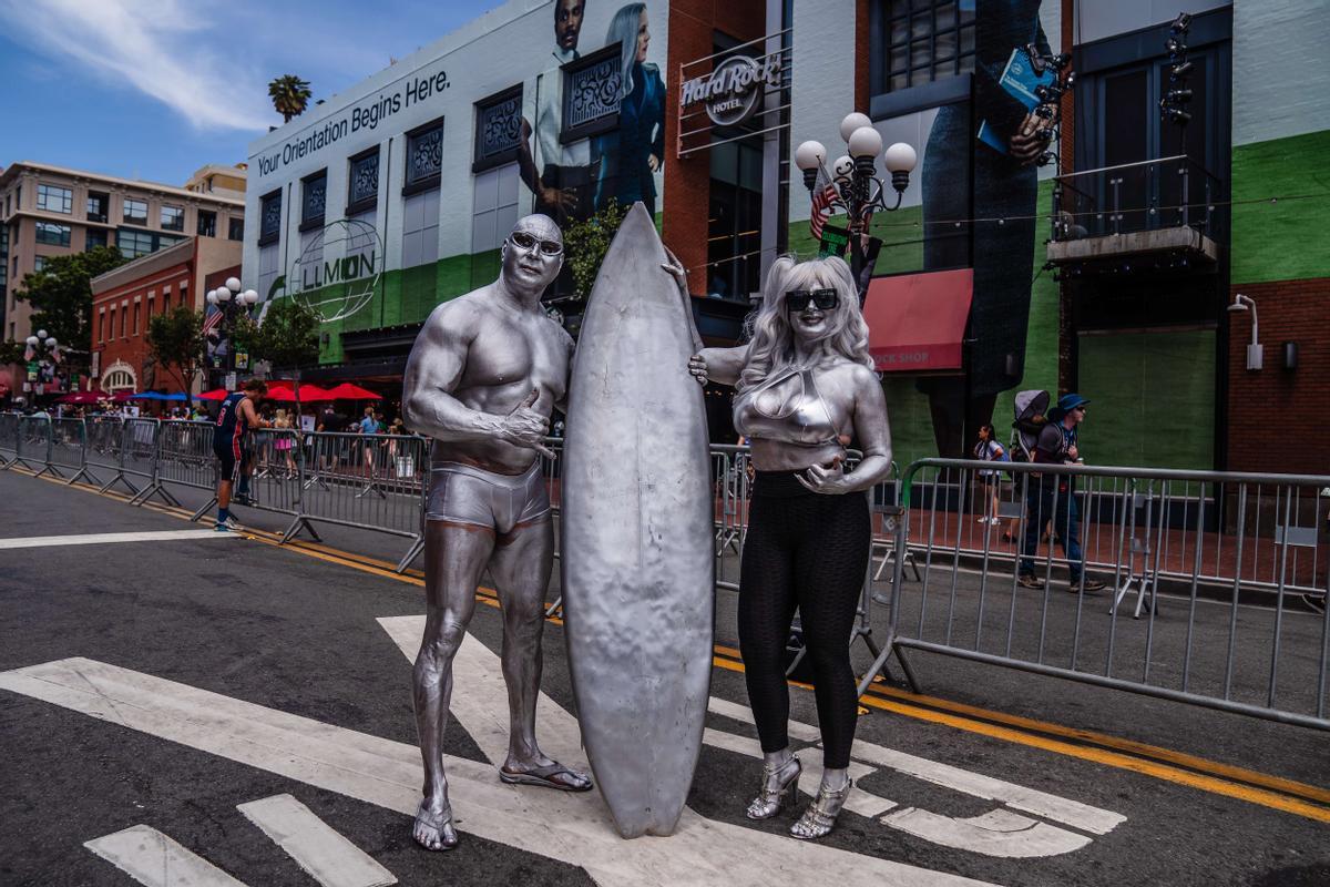 Dos participantes disfrazados de Silver Surfer en el Comic-con de San Diego