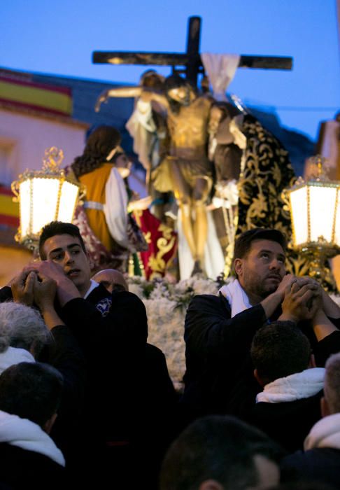 Miles de personas sienten la Semana Santa de cerca en el espectacular descenso por el Casco Antiguo