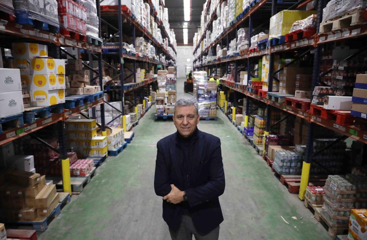 El director general y fundador de Maskom Supermercados, Sergio Cuberos, en la planta logística del polígono de Santa Teresa, en Málaga.