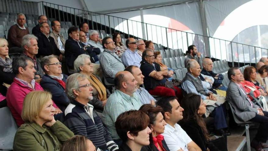 Público en el acto de la carpa institucional para dar a conocer el ganador del Premio Lola Torres. // Muñiz