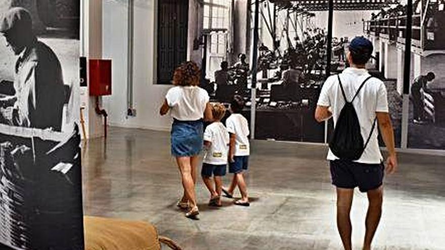 Una família visita el Museu del Suro.