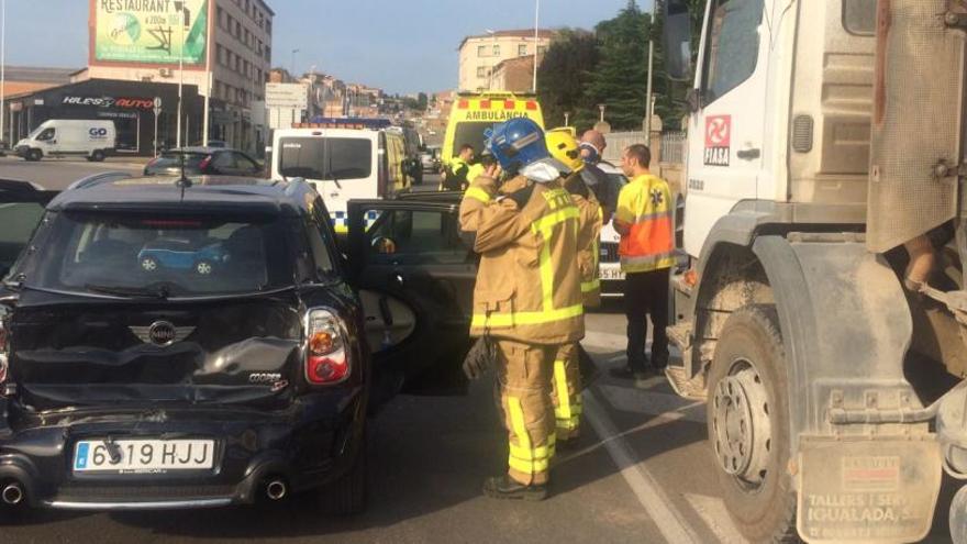 Un xoc entre un camió i un cotxe causa dos ferits lleus a Manresa