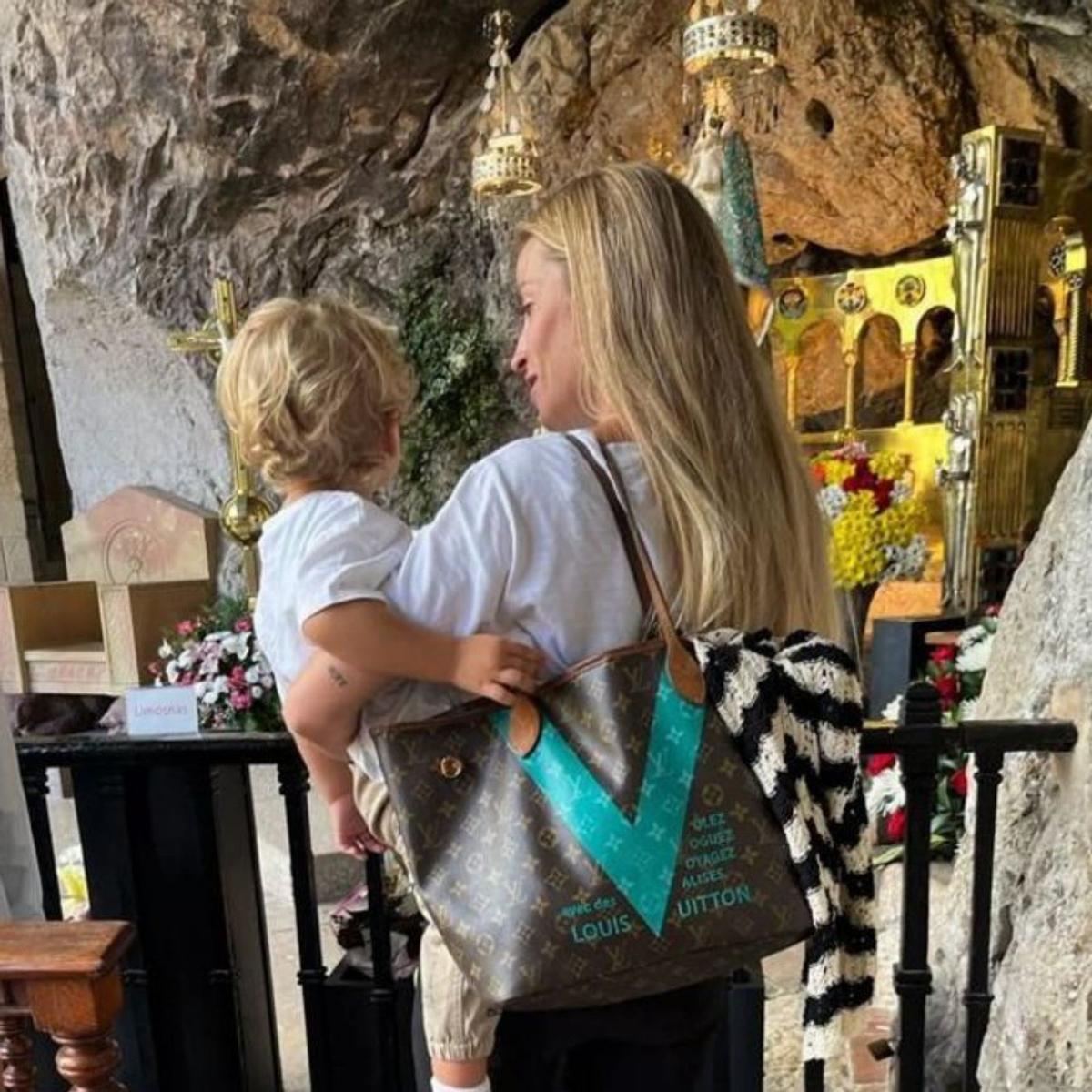 Castro y su hijo, ante la Santina.