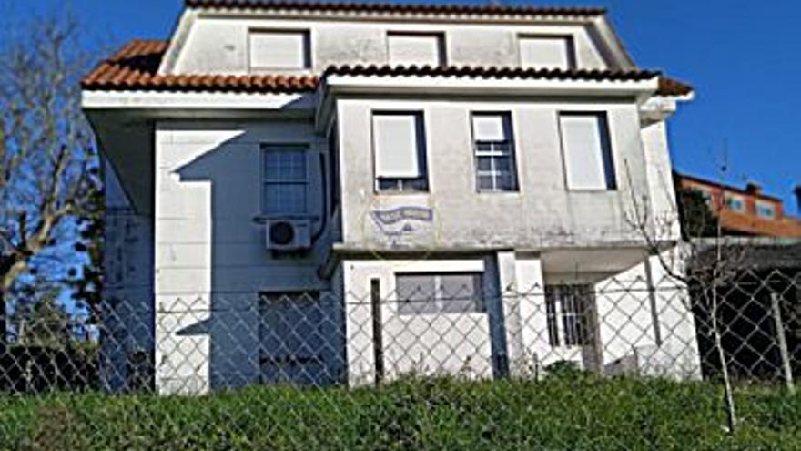 280.000 € Venta de casa en Cabral (Vigo) 380 m2, 8 habitaciones, 4 baños, 737 €/m2...