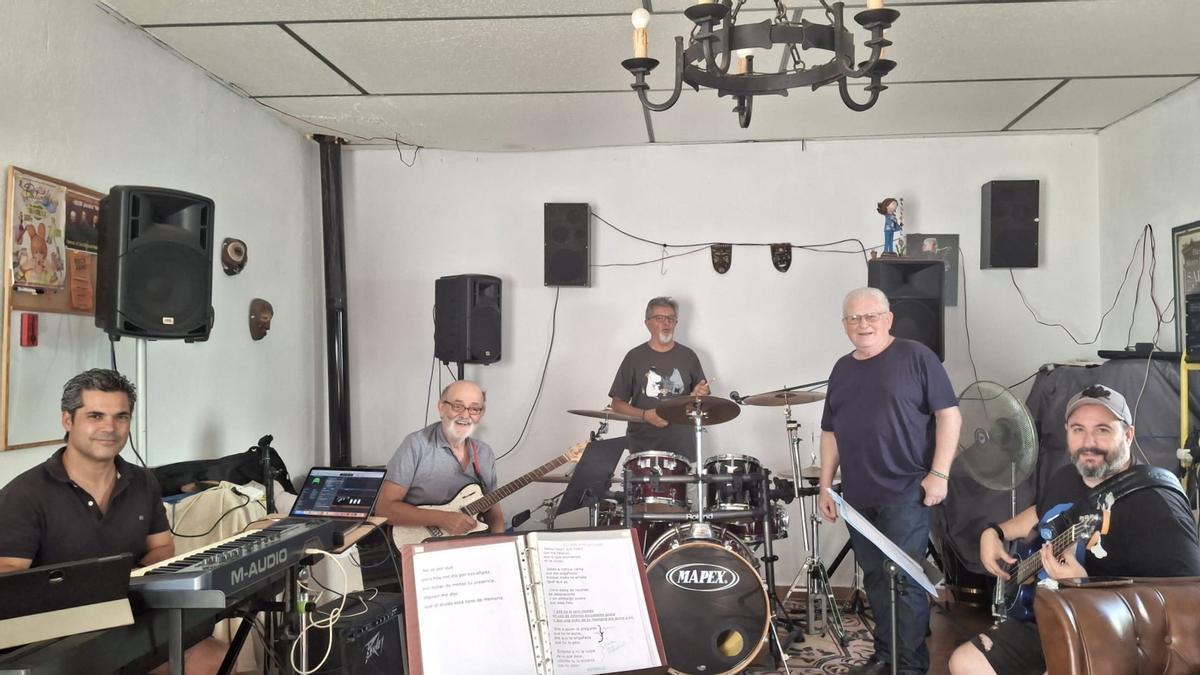 Ensayo de la banda The Golden Sixties.