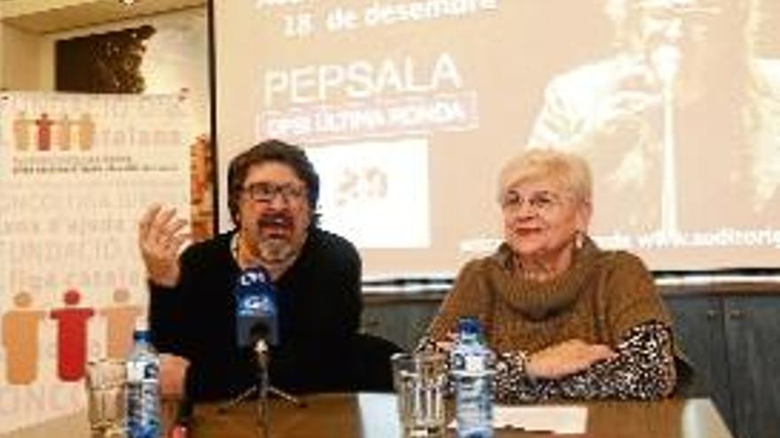 El músic Pep Sala i la presidenta de l&#039;Oncolliga, ahir a Girona.