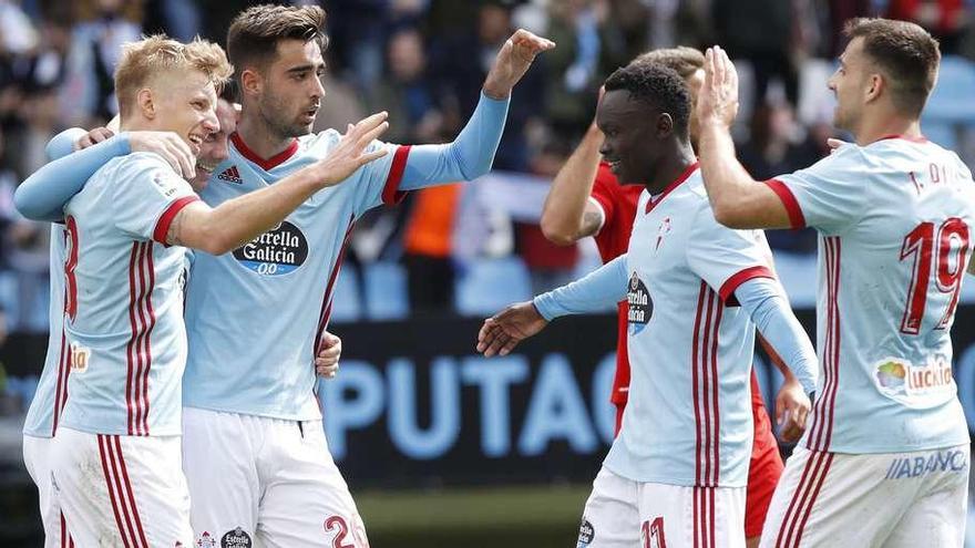 Wass, Aspas, Brais, Pione y Jonny festejan el primer gol del Celta. // R.Grobas