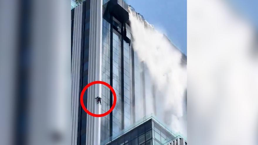 Un trabajador que colgaba de un edificio durante el terremoto sobrevive gracias a que su compañero sostuvo la cuerda