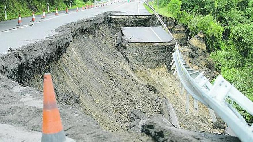 El estado del tramo de carretera que se hundió en Soto del Barco a causa de las lluvias de los últimos días.