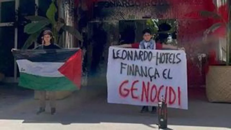 Activistas de Futuro Vegetal vandalizan la fachada del Leonardo Royal Hotel en Ibiza