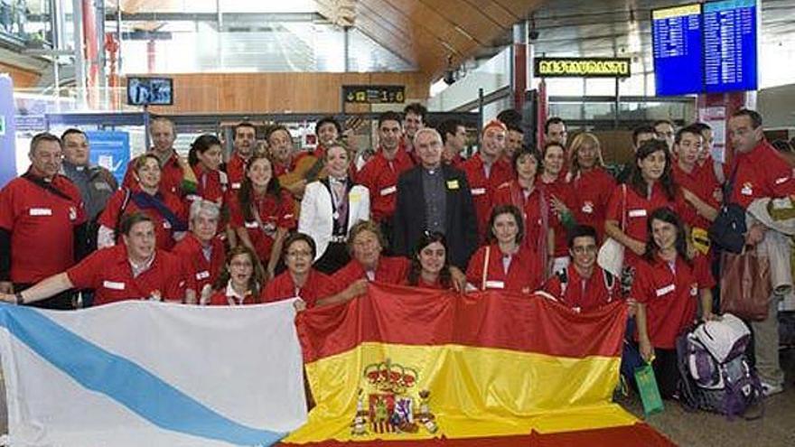 El grupo de vigueses desplazados a Sidney (Australia), en el aeropuerto de Peinador antes de su partida.