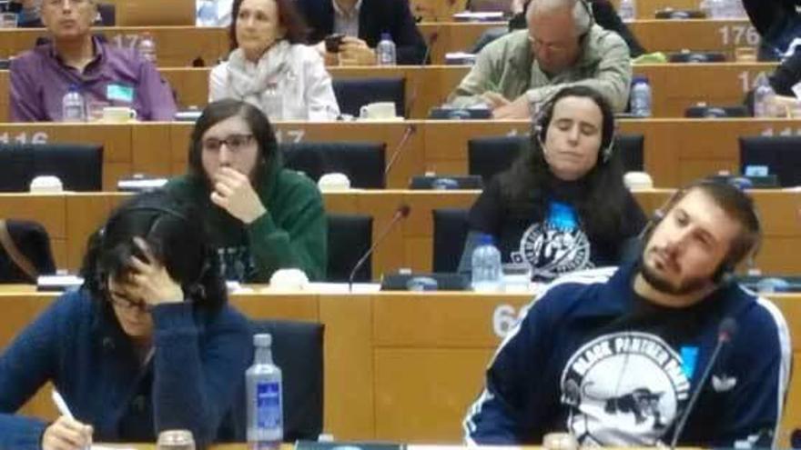 Adrián Arias, a la derecha, ayer, en el Parlamento europeo.