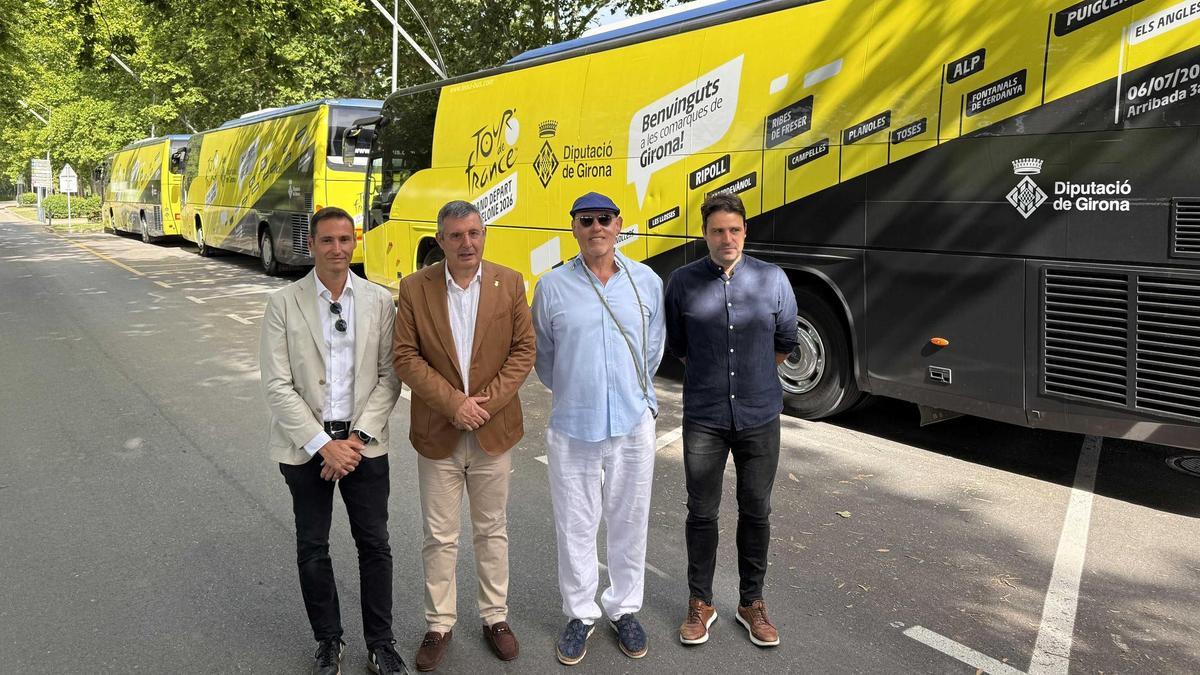 Miquel Noguer, president de la Diputació, amb Àlex Gilabert, Lluís Coromina i Jordi Congost, avui durant la presentació dels autocars grocs