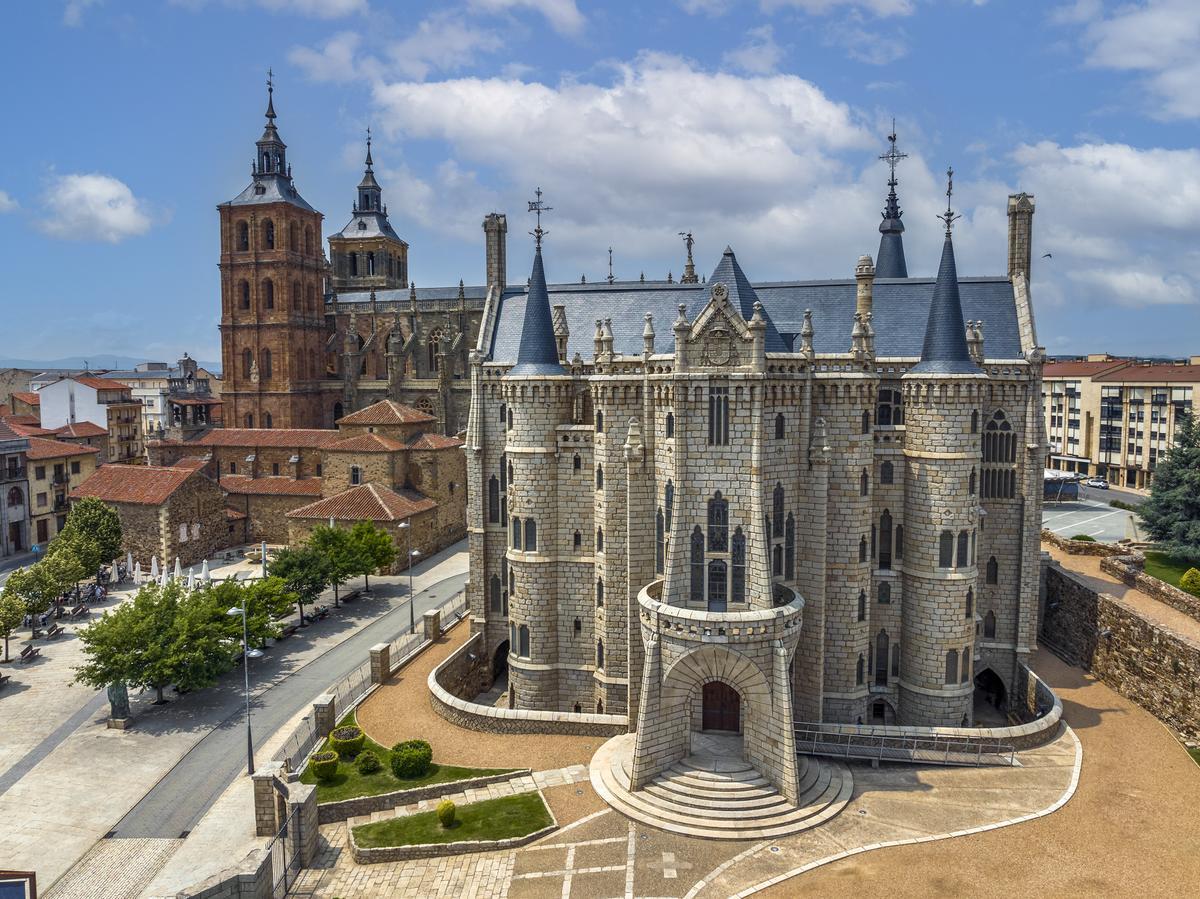 El Palacio Episcopal de Astorga junto a la catedral de Santa María