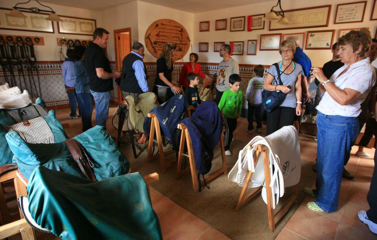 Un grupo de personas visita las instalaciones de la finca en una jornada de puertas abiertas. | J. A. RIERA